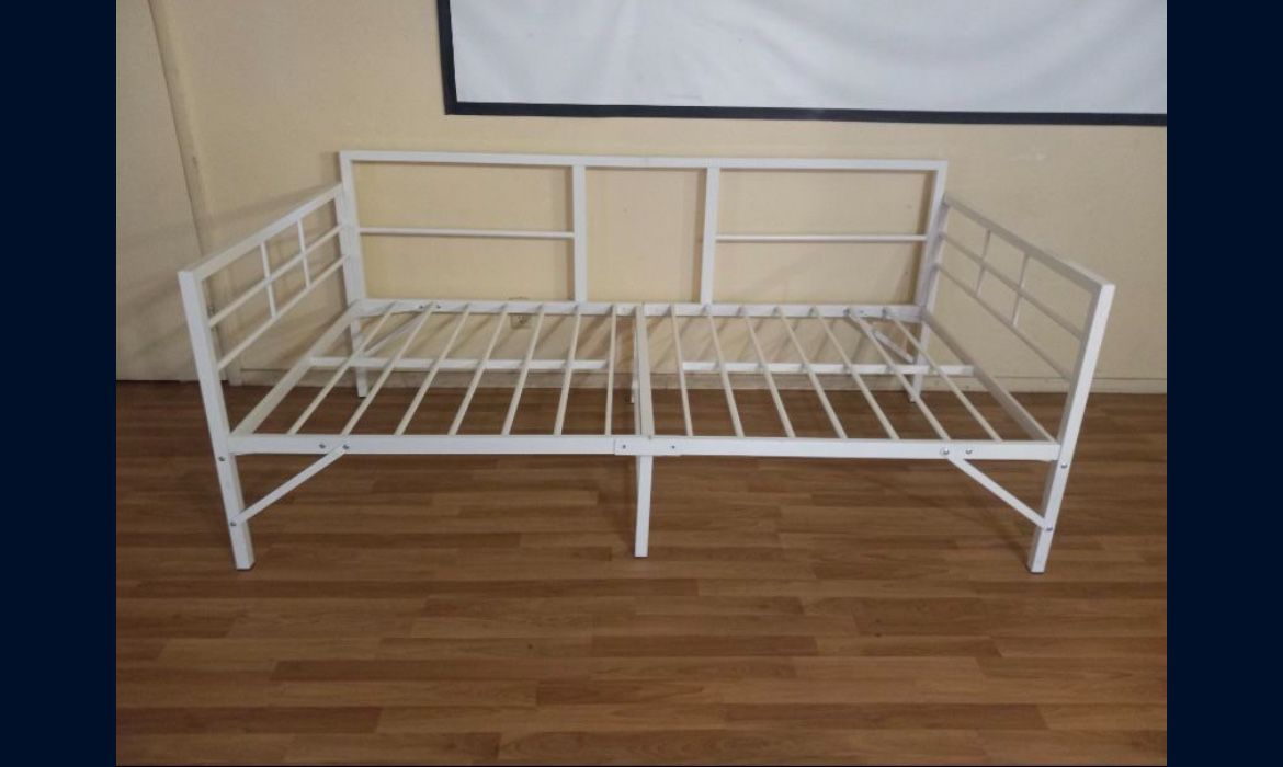 White Twin Size Daybed Frame- READ Description 