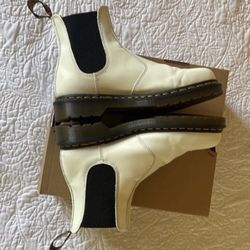 Women’s size 8 white doc Martin leather boots shoes excellent condition Women’s size 8 white doc Marten leather boots shoes excellent condition