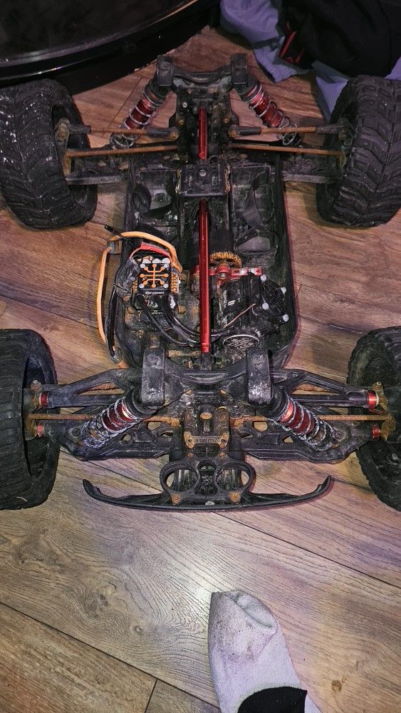 1/5 8s Kraton Needs Running Gear