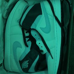 (Air Jordan 1 MID SE ) Size 9.5