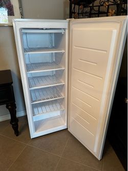 6.33 cubic feet Vertical Freezer