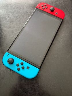 OLED NINTENDO SWITCH W 2 GAMES