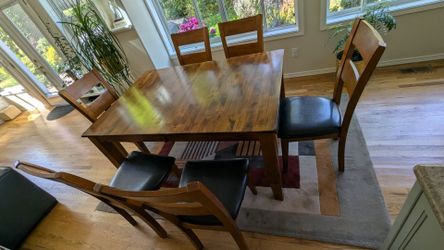 Solid Rubber Wood Dining Set – Table + 6 Chairs + Built-in Extension Leaf | Excellent Condition