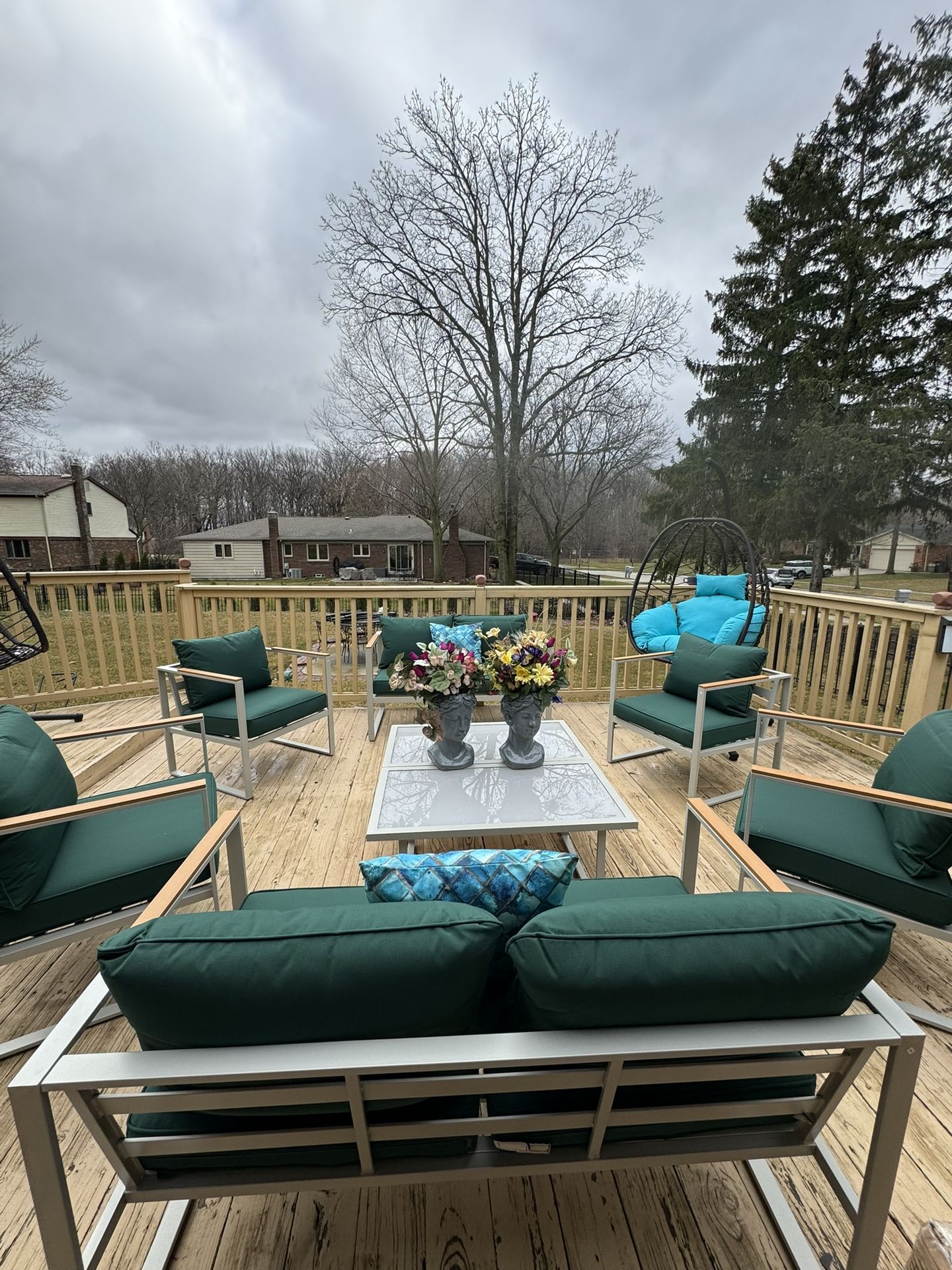 Beautiful, gorgeous patio set with the swing for altogether