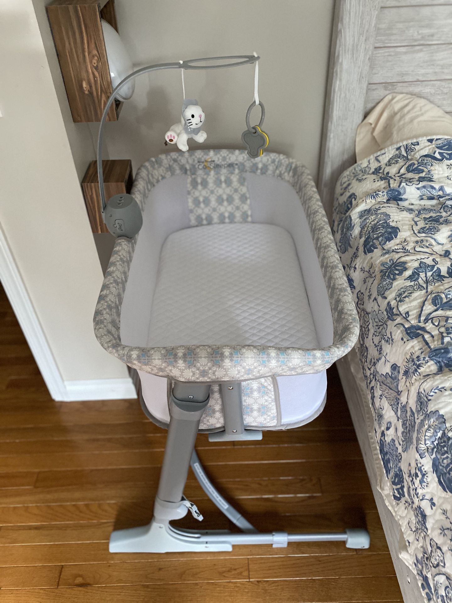 Arm’s Reach Versatile Co-Sleeper- Practically New!