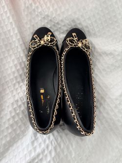 Brand NEW Black Pumps  Cap toe with Gold Interlocking chain block heel Sz 8