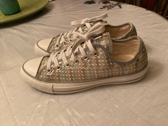 Women’s converse size 8.5 in beautiful condition