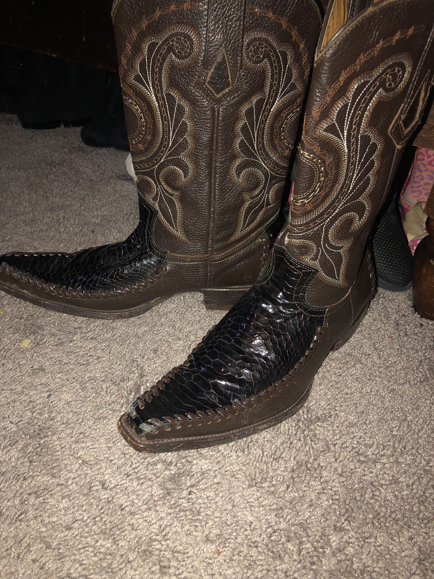 Men’s boots size 9