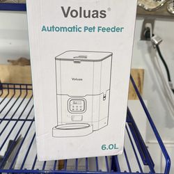 Cat food dispenser
