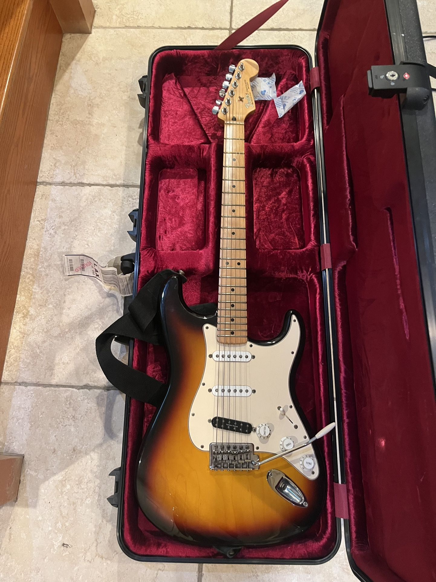 Fender MIM Stratocaster (Mint/Upgraded Seymour Duncqn) w/ Gator Flight Safe Hardshell Case (Brand New)