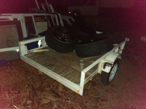 Photo Small white flat bed trailer