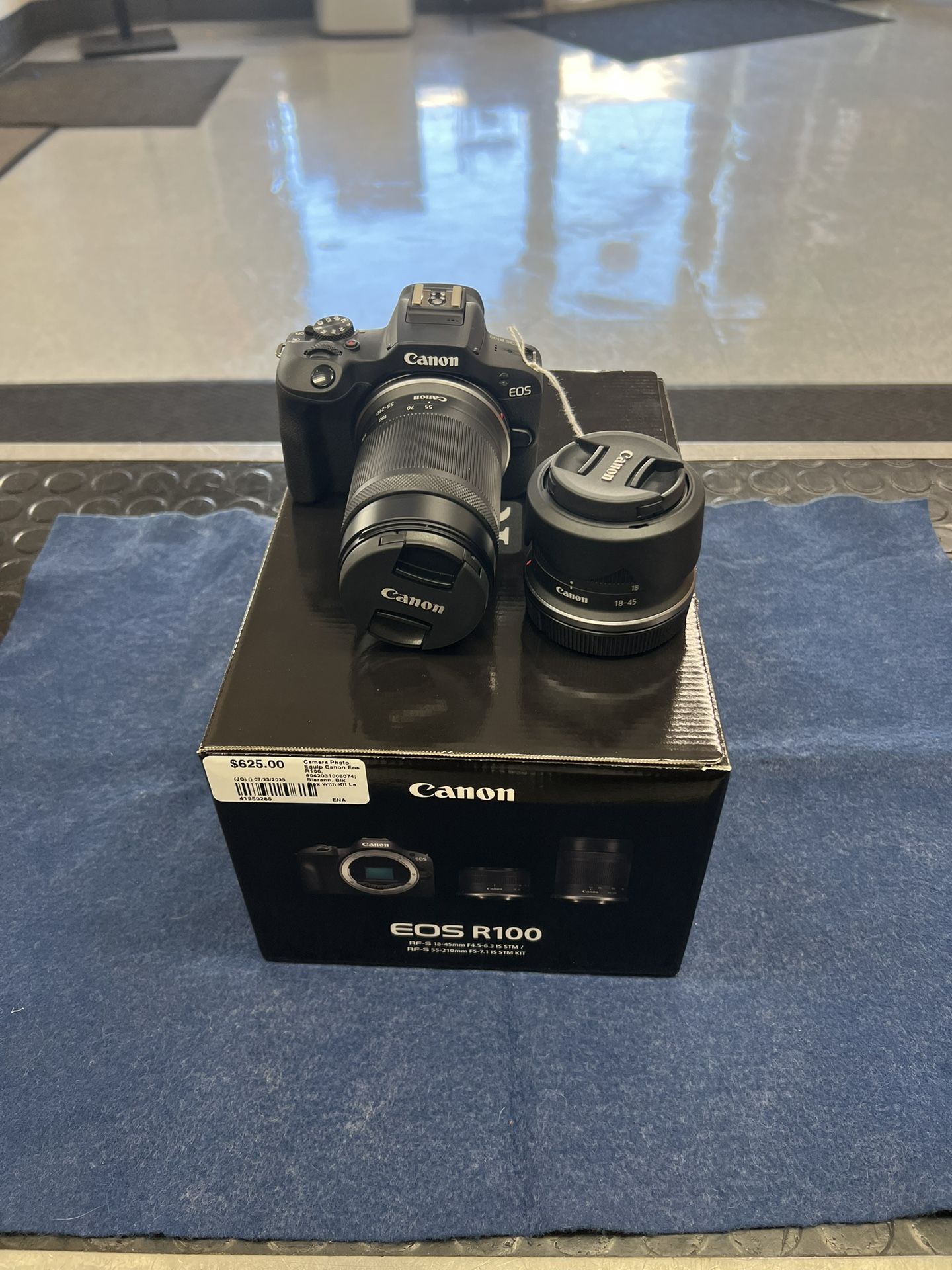 Canon EOS R100 Kit With RF-S 18-45mm F4.5-6.3 And RF-S 55-210mm F/5-7.1 Lenses