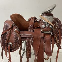 Preciosa Montura Charra De Cuero Cincelada A Mano Con fuste Plateado 