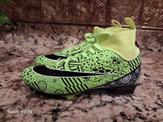 Soccer cleats us size 3.5youth