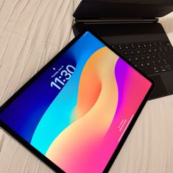 Ipad Pro(12.9-inch) (5th Generation) 128 GB Like New with Magic Keyboard And Box