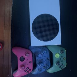 Xbox series S , 3 controllers  (1 wireless)