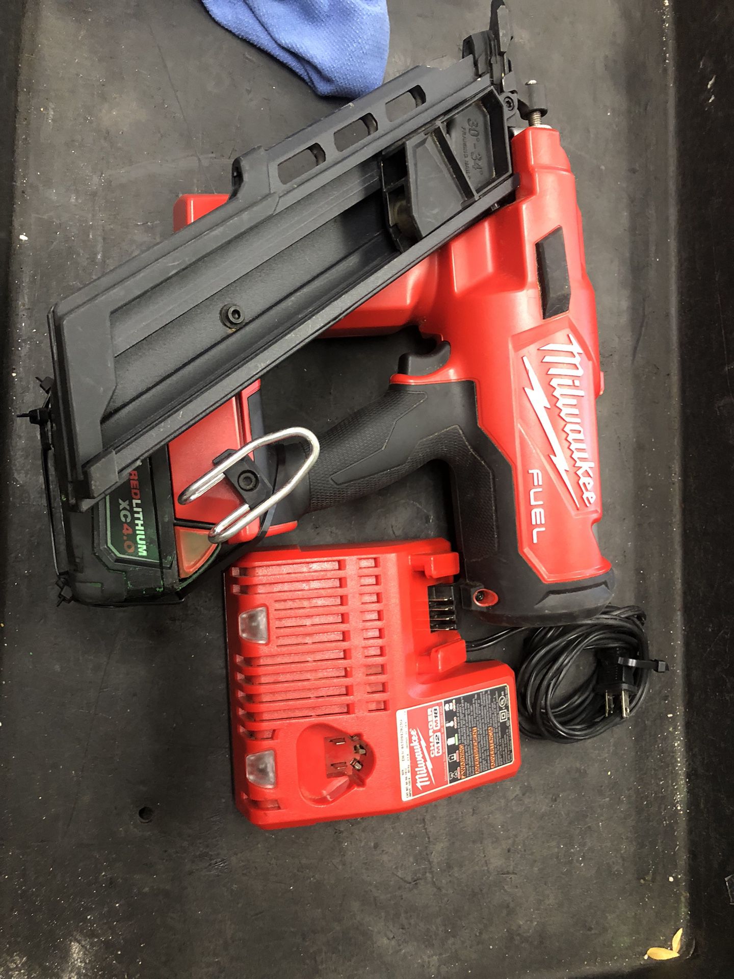 96091 Milwaukee Electric Cordless Nailer W/Battery & Charger 547892