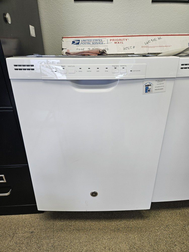 GE Builtin Dishwasher in White