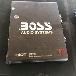 Boss 1100 Watt Amp