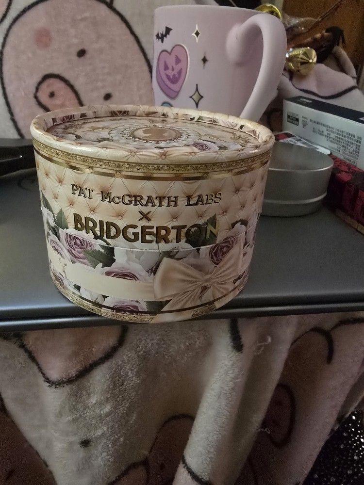 Pat McGrath X Bridgerton Shimmer Powder