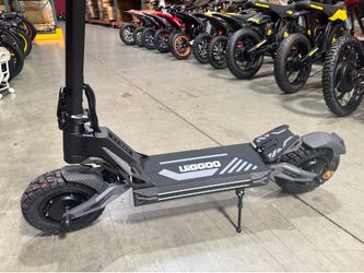 Large-tire dual-motor electric scooter