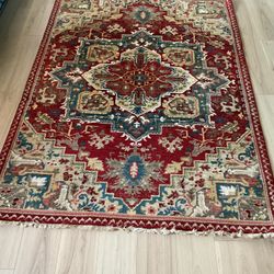 Patterned Area Rug 5' X 7'