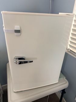 Insignia 2.5 Cu. Ft. Retro Mini Fridge Cream Retro Styled Compact Refrigerator