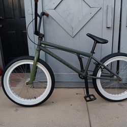 BMX.         ELITE       20"tires 