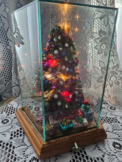1990's Christmas "Keepsakes Under Glass " Collectible Christmas Tree Statement Accent!  Handcrafted/Lighted/Musical/Pentagon Glass Top/Lots of Miniatu