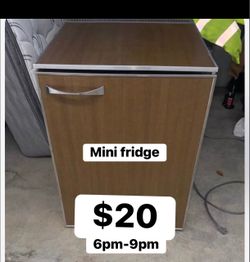 Mini refrigerator