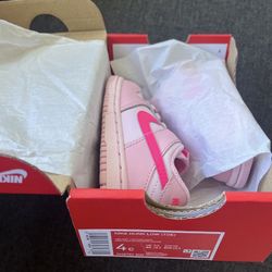 Baby Nike Dunk Triple Pink  4 C NEW !!! 
