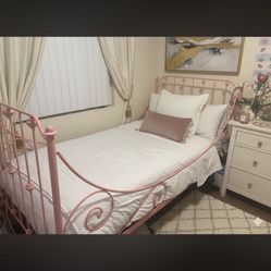 Antique/Shabby Chic/Day Bed/Coquette