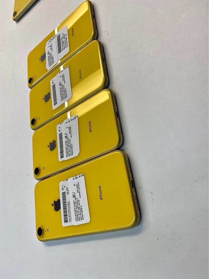 iPhone XR 64GB UNLOCKED + Warranty