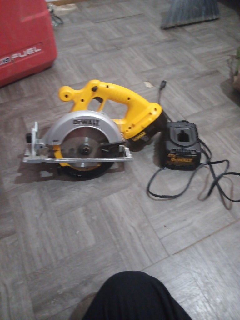DeWalt Saw