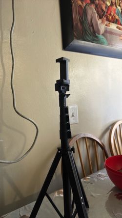 Extendable phone stand