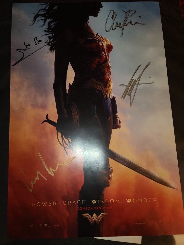 2016 San Diego Comic Con Wonder Woman Autographed Gal Gadot! Chris