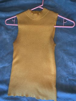 Turtleneck yellow ribbed shirt