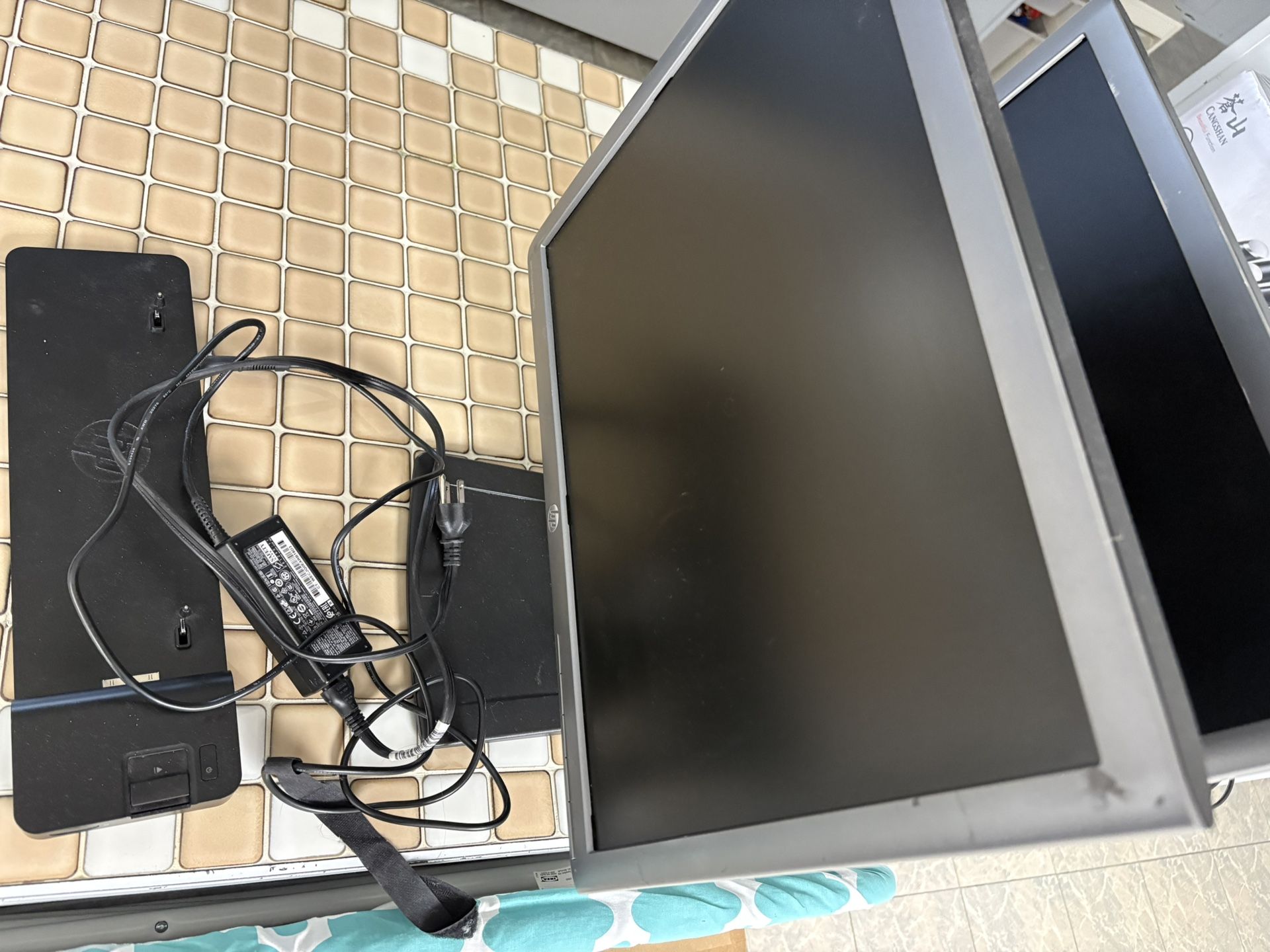HP MONITORS WITH DOCKING STATION