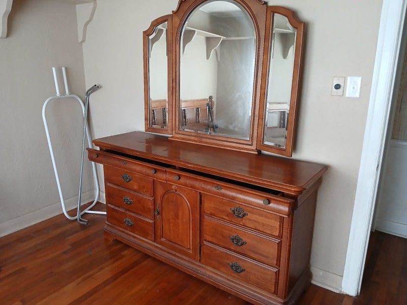 Dresser With Mirror