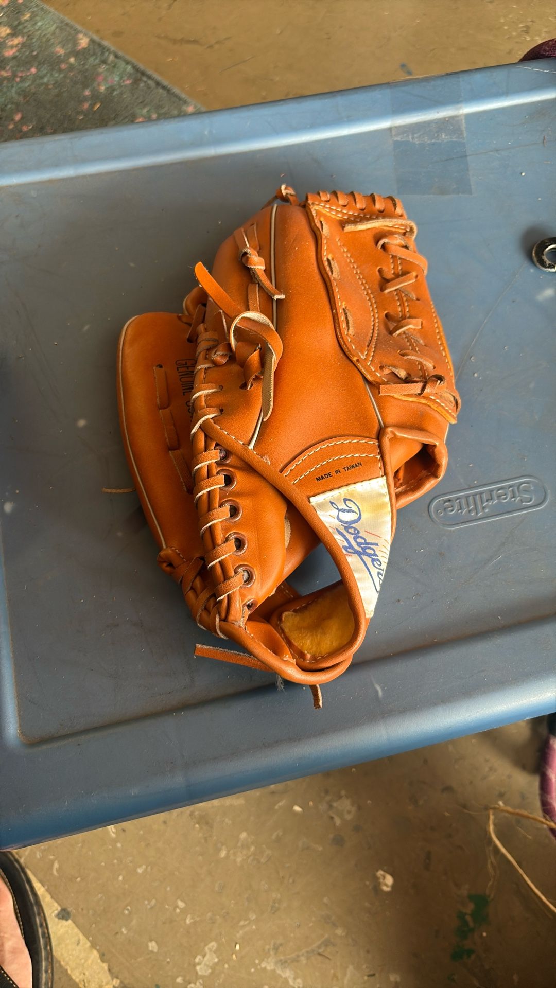 New Dodgers Baseball Glove. Right Hand Glove.