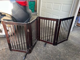 Freestanding Wooden Pet Gate with Feet