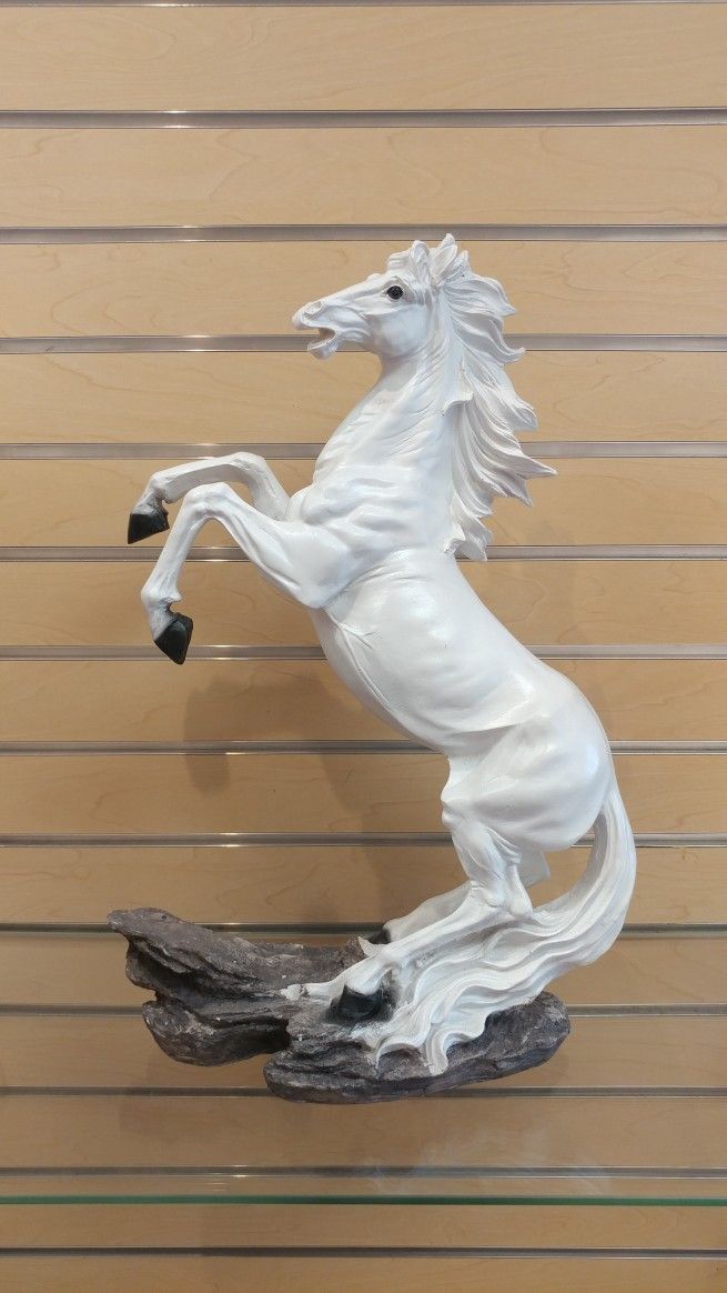 Larger Horse Figurine / Statue _ resin ( NEW ) white