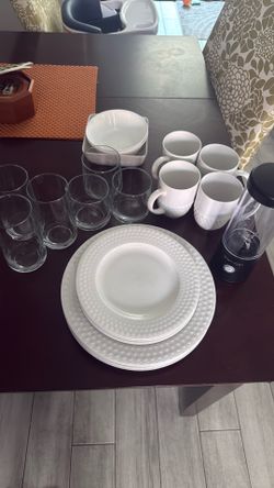 Dish set with blender