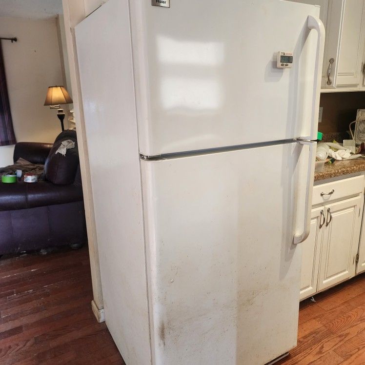 H A I S E R Top Load Freezer White Refrigerator It's An Excellent Condition And It Works Great Also Will Be Posting A Stove And Dishwasher