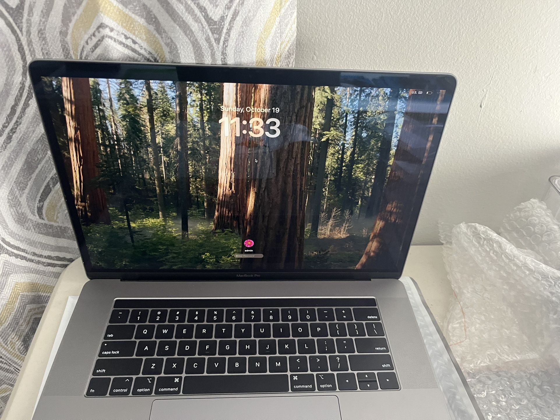 MacBook Pro 2018 Touchbar I-7 $280