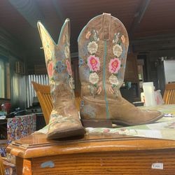 Size 8/12 Women’s Boots 