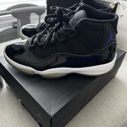 Jordan Xi 11 Size 9 Blk/concord/wht