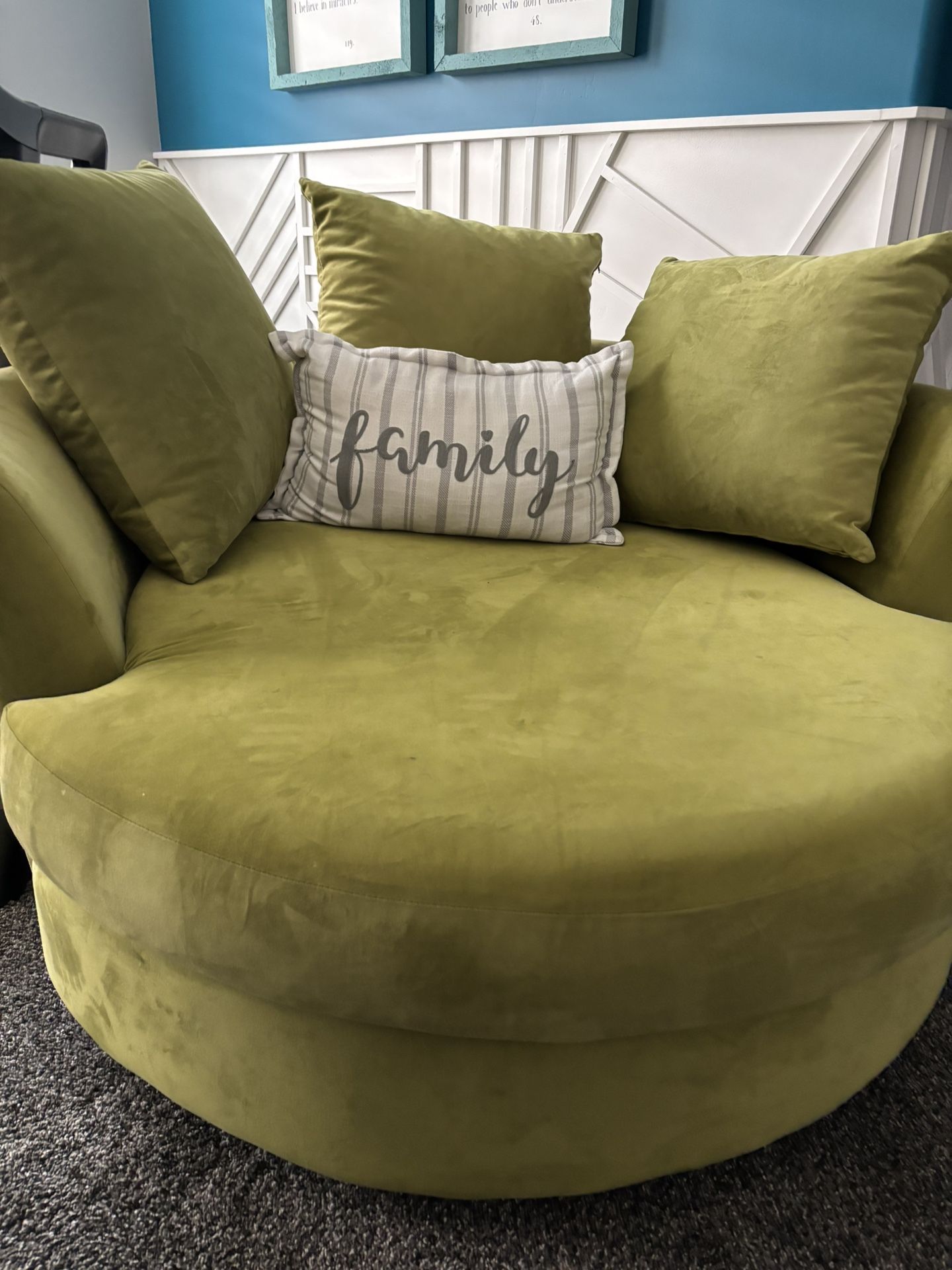 Round Swivel Chair