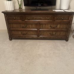 Stanley Oak Dresser With Mirror And 2 Nightstands 