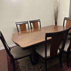 Elegant Mahogany table with 6 chairs (+ extension)